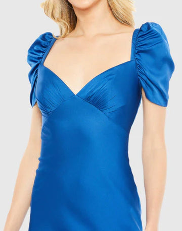 Robe Weitese en satin bleu roi avec décolleté en cœur et manches bouffantes, affichant un charme rétro élégant.